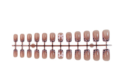 Kunstnagelset mit verspielten Schleifen und modernen Akzenten Brehn