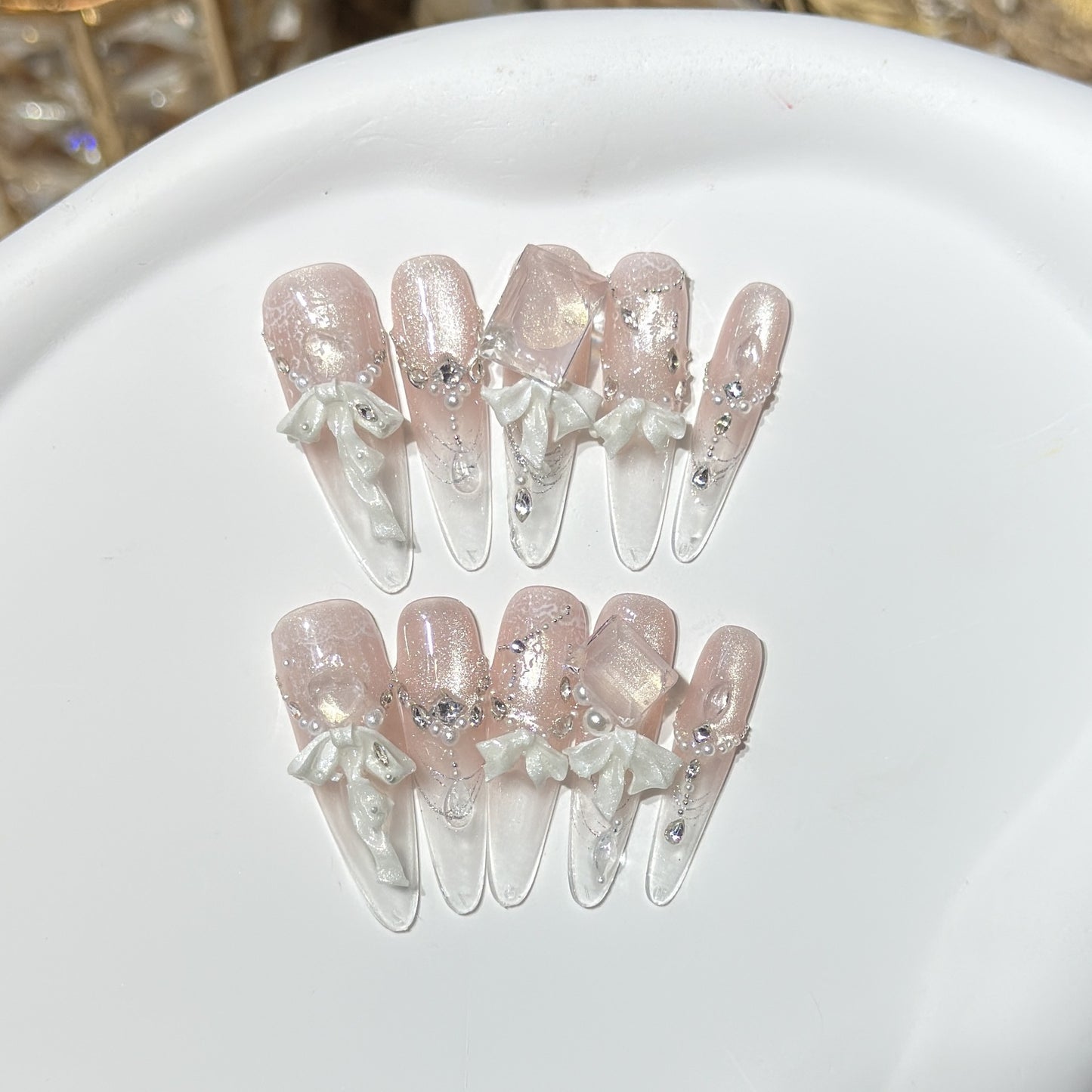 Elegantes Press-On-Acryl-Nagelset mit dekorativem Bogen und Glitzerakzenten Brehn