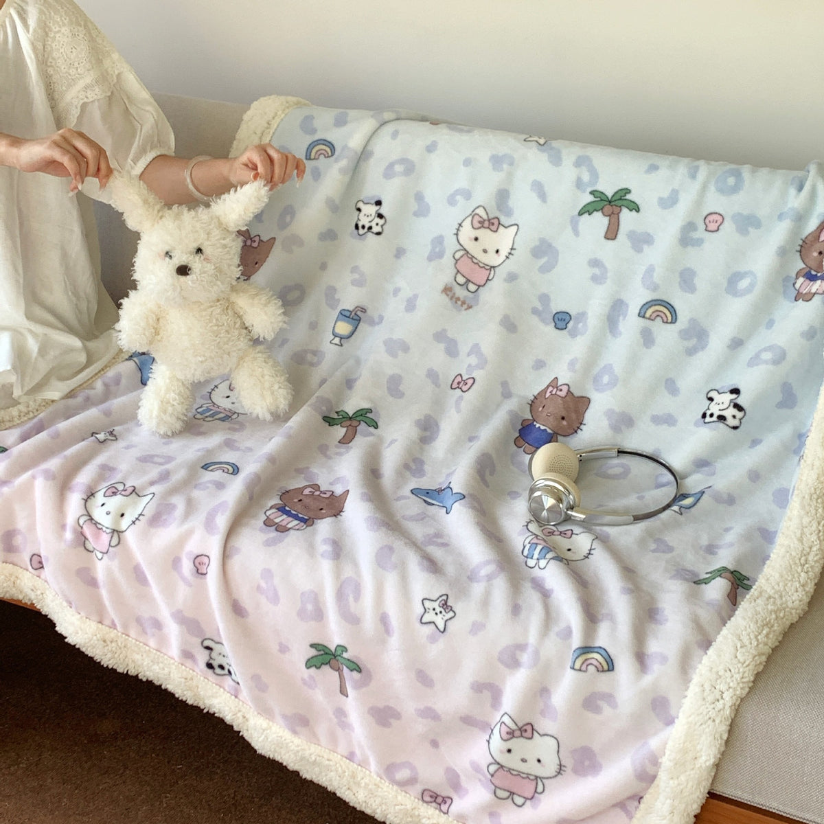 Wendbare Flauschdecke mit Cartoon-Katzenmotiv und Teddyfutter