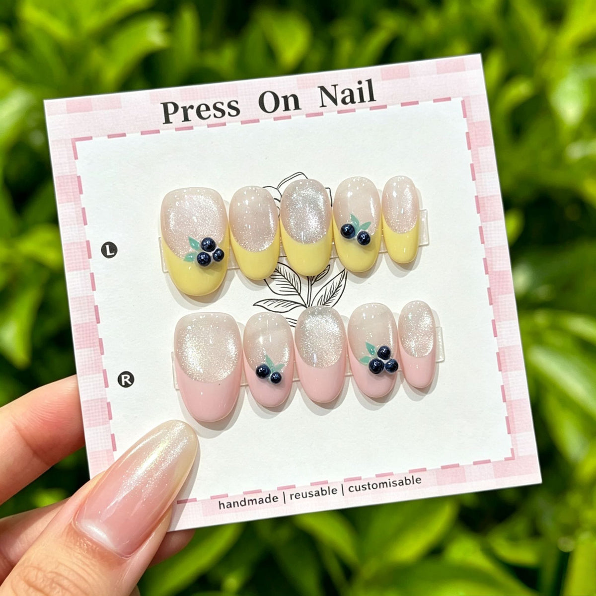 Künstlerisches Press-On Nägel Set mit tropischen und floralen Akzenten