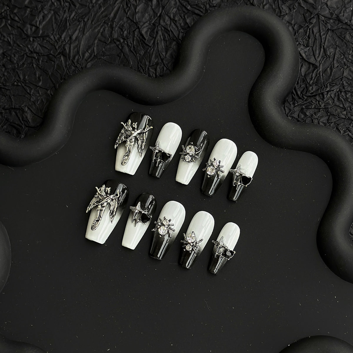 Künstlerisches Press-On Nagelkunstset mit gotischem Charme