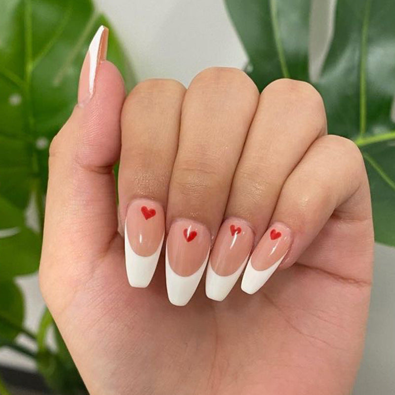 Kunstvolle Nagelkunst mit Herzakzenten Brehn