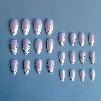 Elegantes Stiletto Nagelkunst Set mit Strassakzenten