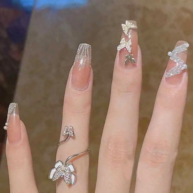 Kunstnägel mit funkelnden Strass- und Schleifenakzenten Brehn
