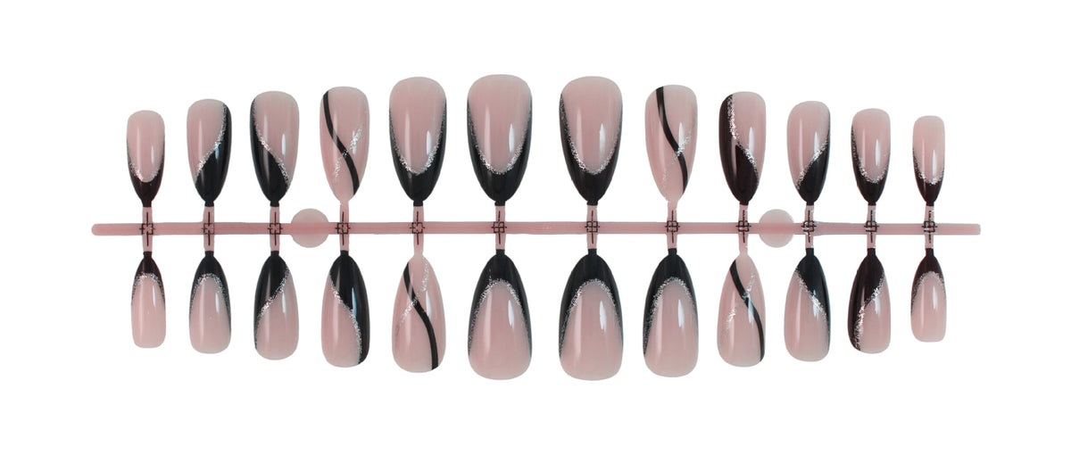 Kunstnagelset mit elegantem Schwarzweiß-Design und Glitzerakzenten Brehn