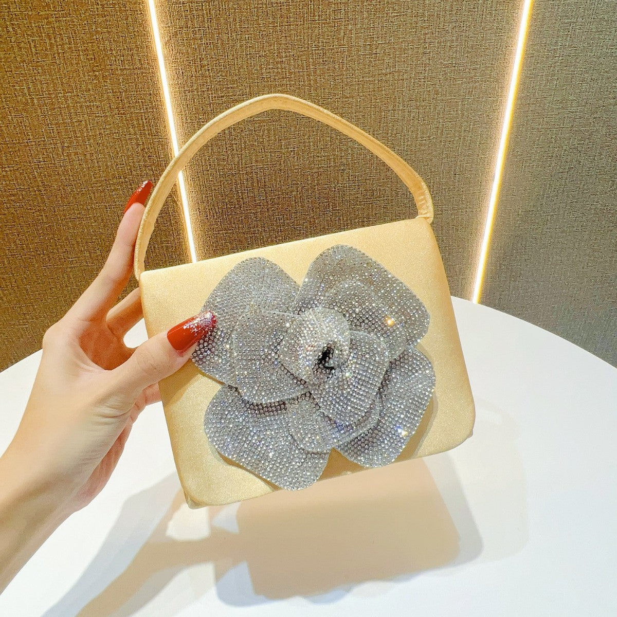 Blumengesteckte Abendtasche mit Strassverzierung