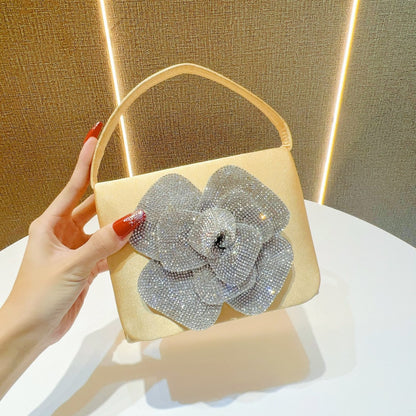 Blumengesteckte Abendtasche mit Strassverzierung