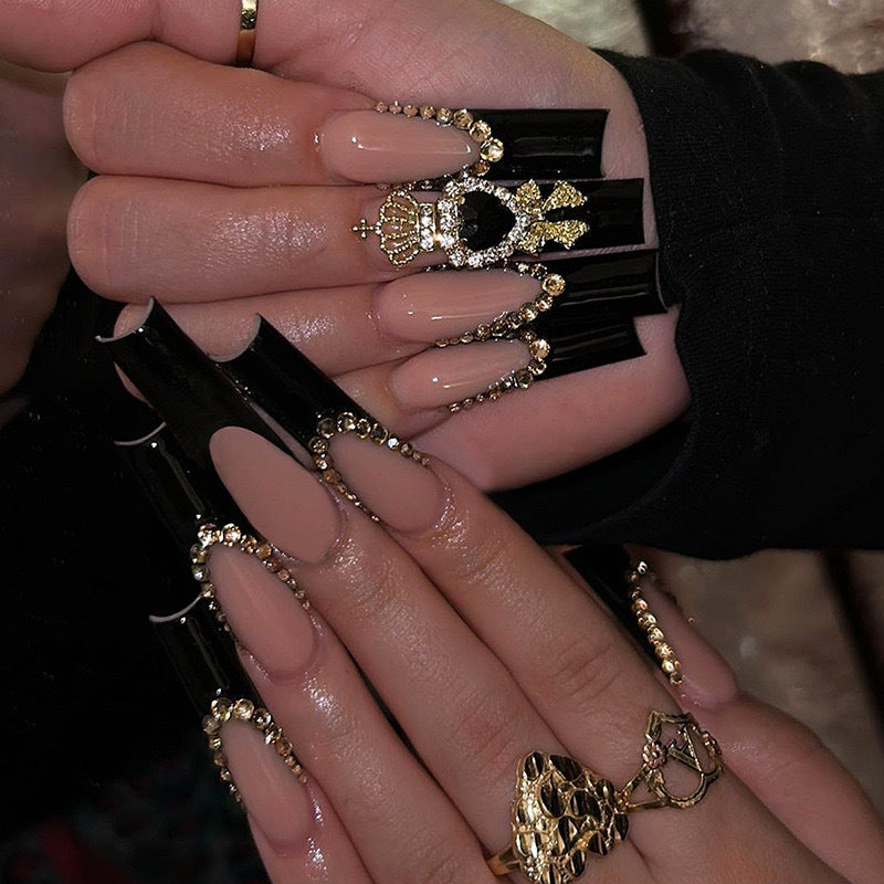 Luxus Kunstnagelset mit funkelnden Strassverzierungen und eleganten Akzenten Brehn