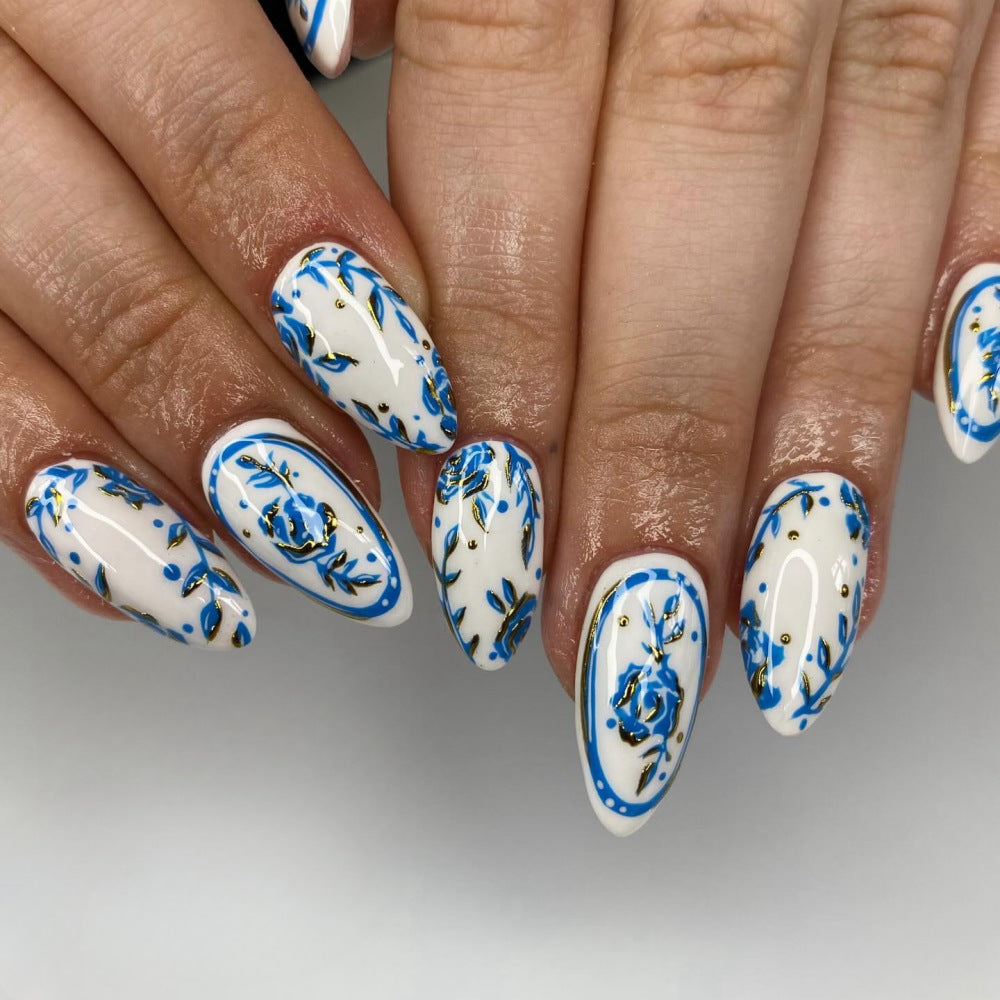 Dekorative Nägel mit floralem Design Brehn