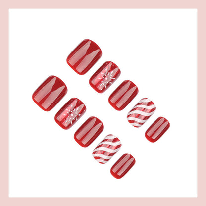 Kunstnagelset mit festlichen Winter-Motiven und Glitzerakzenten Brehn