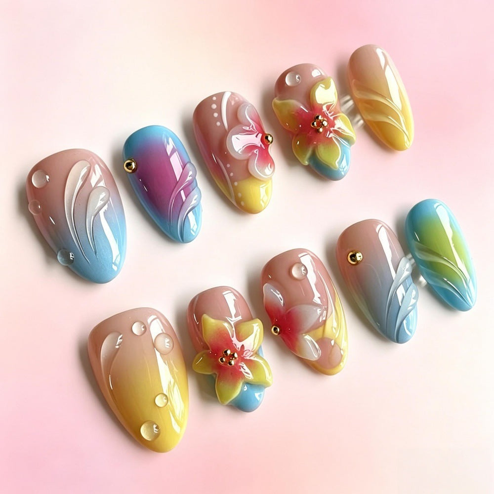 Kunstnagelset mit floralen Elementen und farbenfrohen Akzenten Brehn