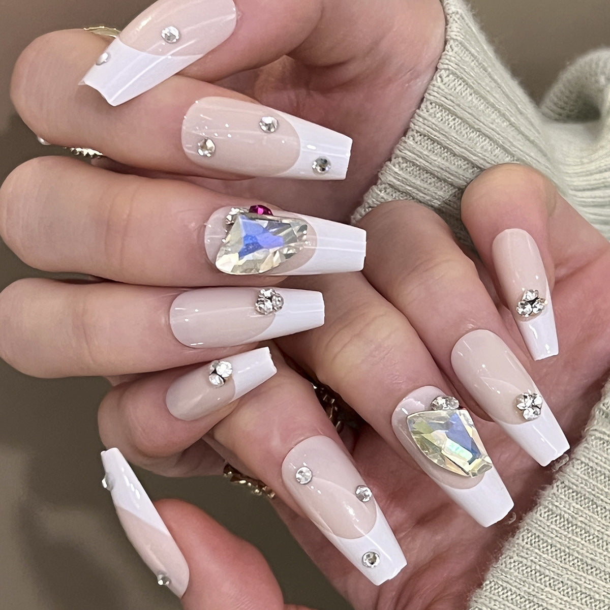 Kunstvolle Nagelkunst mit Glitzerakzenten und Strassverzierungen Brehn
