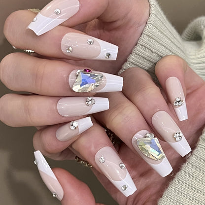 Kunstvolle Nagelkunst mit Glitzerakzenten und Strassverzierungen Brehn