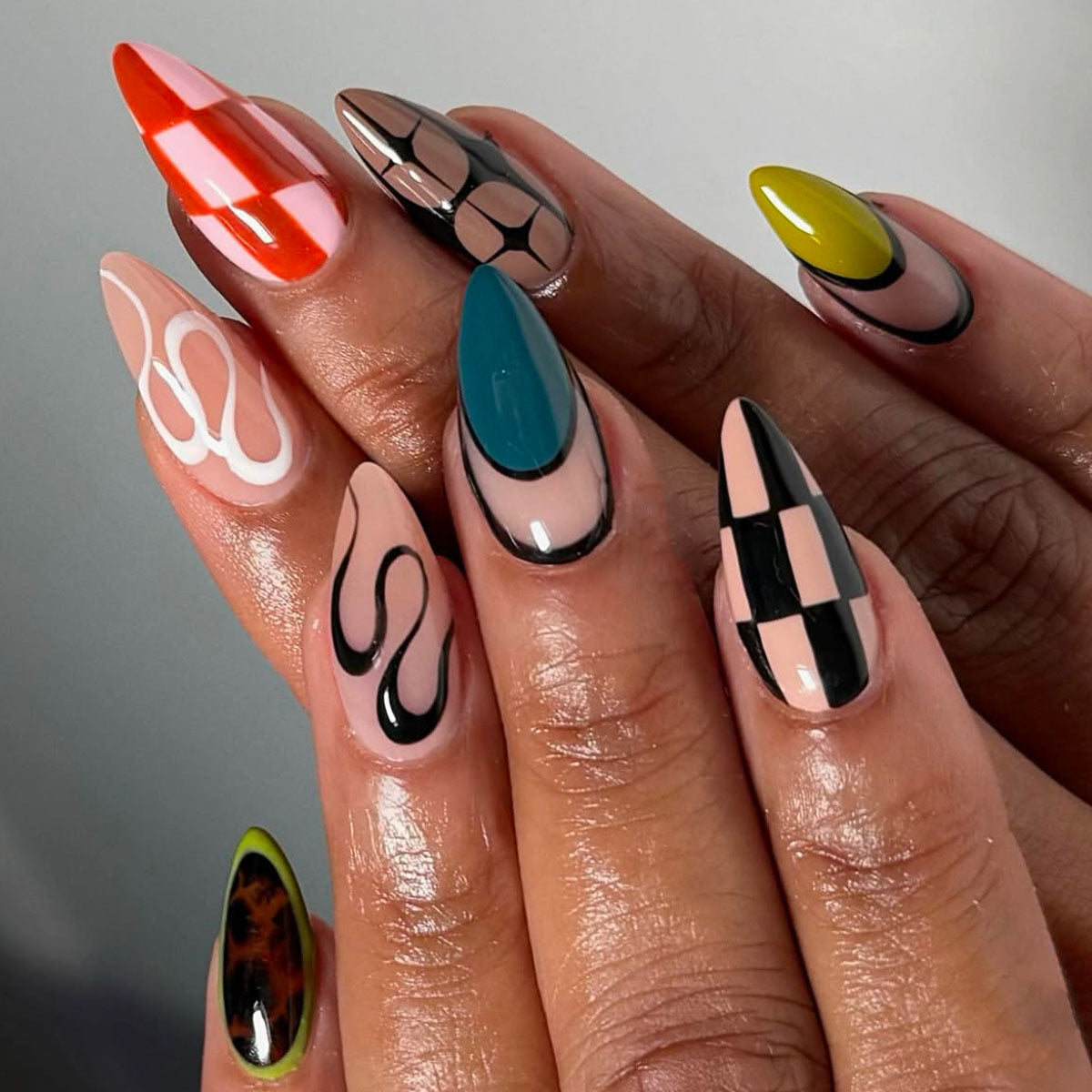 Künstlerische Stiletto Press-On Nagelkunst Brehn