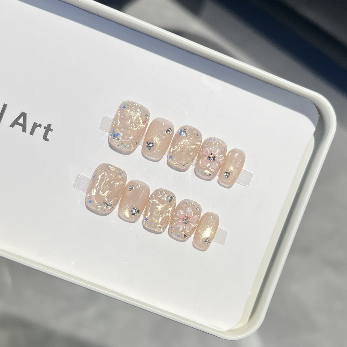 Dekorativer Floral Press-On Nagelset mit schimmernden Akzenten Brehn