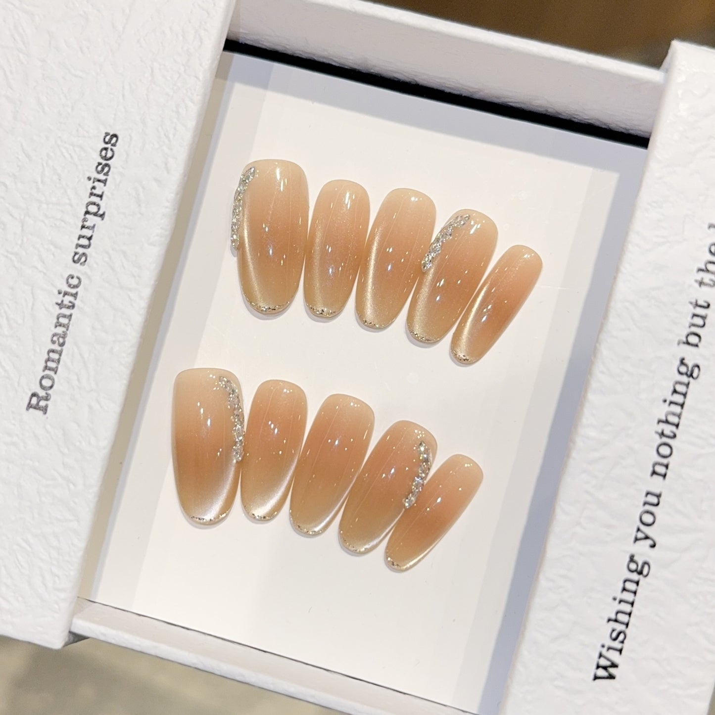Elegante Kunstnagelspitzen mit Glitzerdetails Brehn