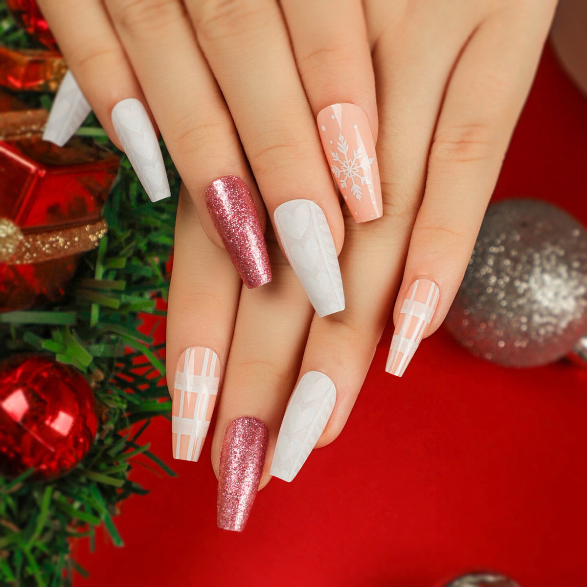 Kunstvolle Nagelverlängerungen mit festlichem Glitter-Design Brehn