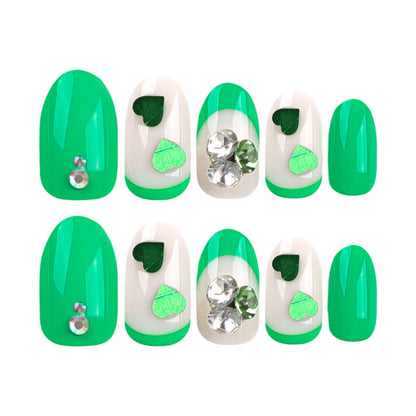 Kunstvolle Nagelverlängerungen mit liebenswerten Herzmotiven und Glitzerakzenten Brehn