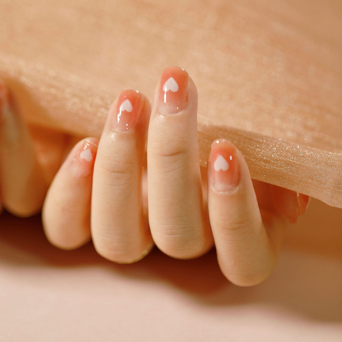 Künstliche Nagelgestaltung mit Herz-Motiv Brehn