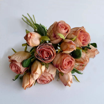 Lebensechter künstlicher Rosenstrauß
