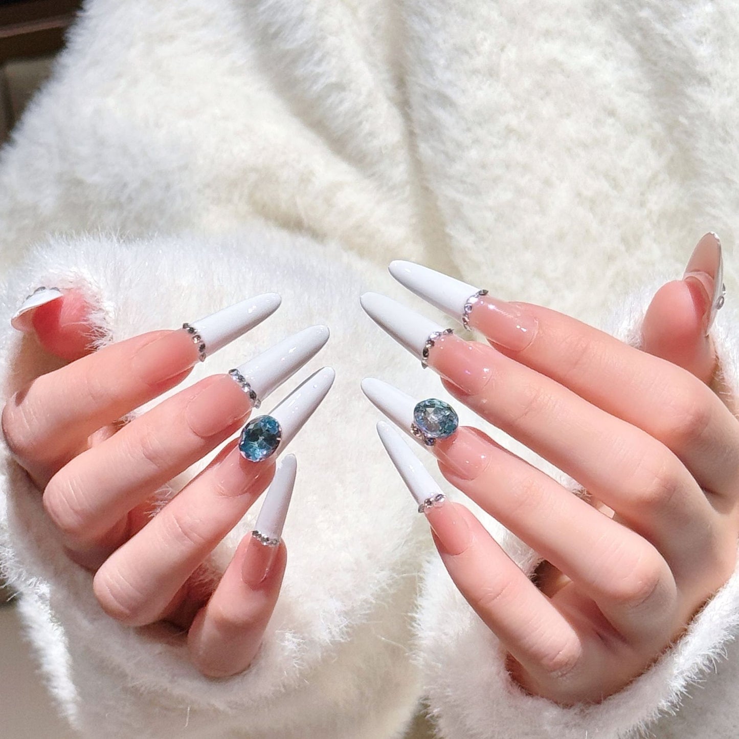 Künstlerische Stiletto Press-On Nagelkunst mit schimmernden Akzenten Brehn