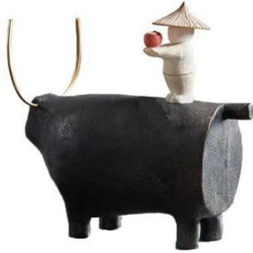 Dekorative Engel Figur auf schwarzer Stier-Skulptur