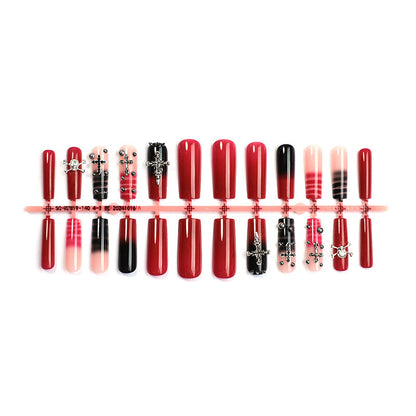 Künstliche Nail Art mit glamourösem Gothic Design Brehn