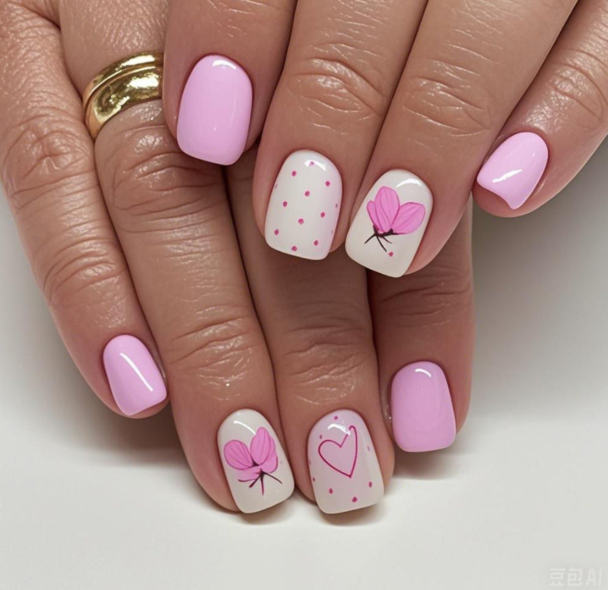 Herz-verzierte Nagelkunst-Design Brehn