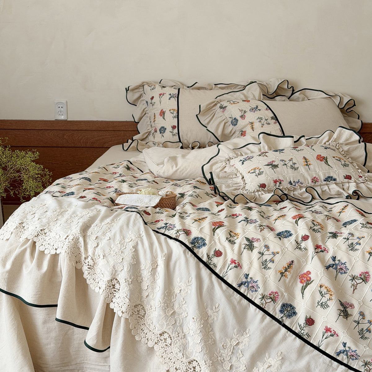 Boho-Bettwäsche-Set mit gesticktem Blumenmuster und Volantkissen Brehn
