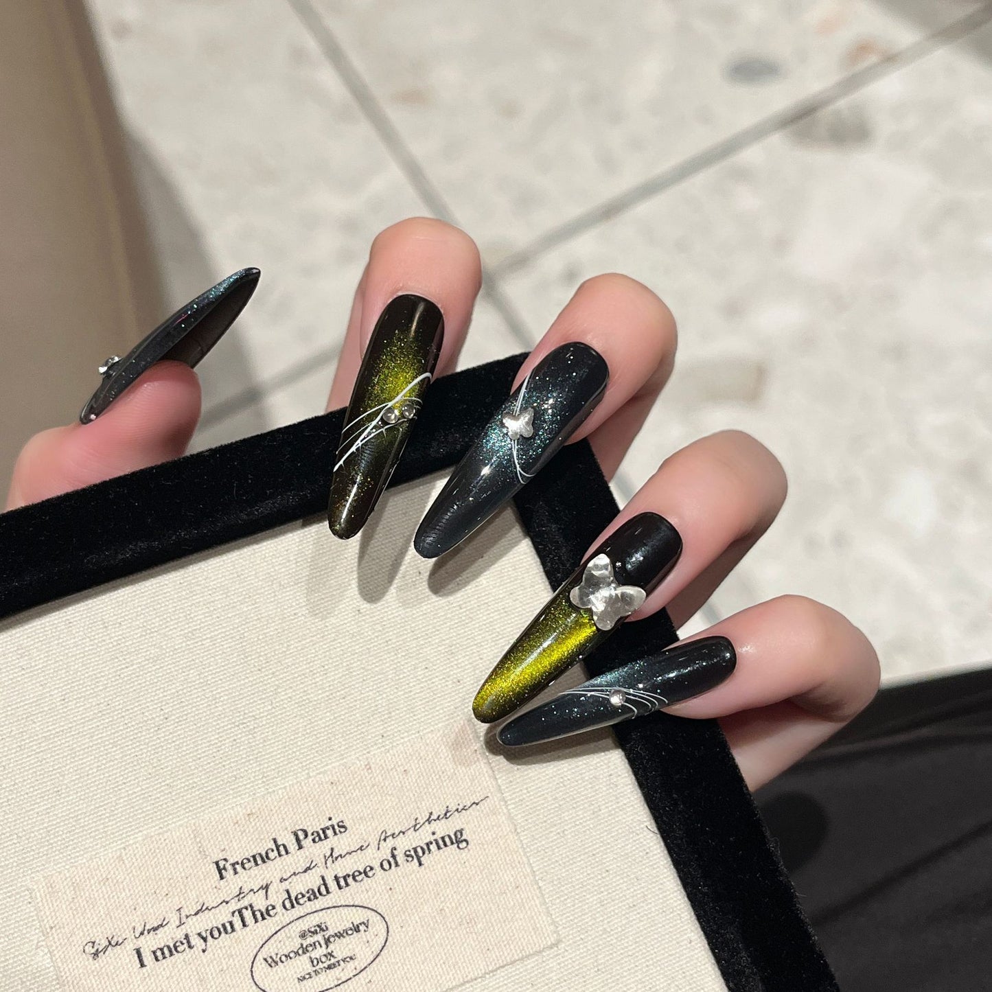 Künstlerische Stiletto-Nagelerweiterungen mit metallischen Akzenten Brehn
