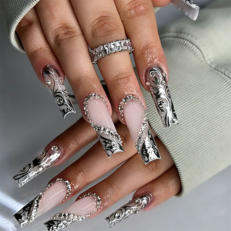 Elegante Kunstnägel mit stilvollen Verzierungen Brehn