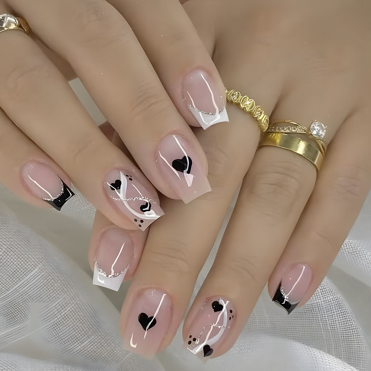 Kreatives Kunstnagelset mit süßem Herzdesign Brehn