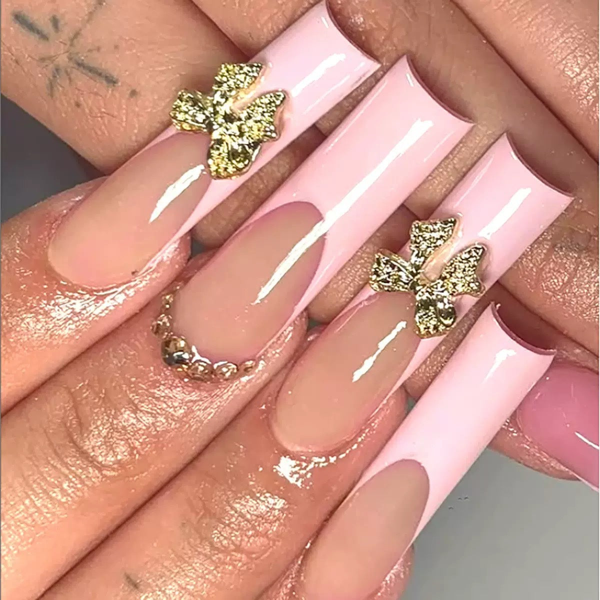 Kunstnagelspitzen mit glamourösen Blütenverzierungen Brehn