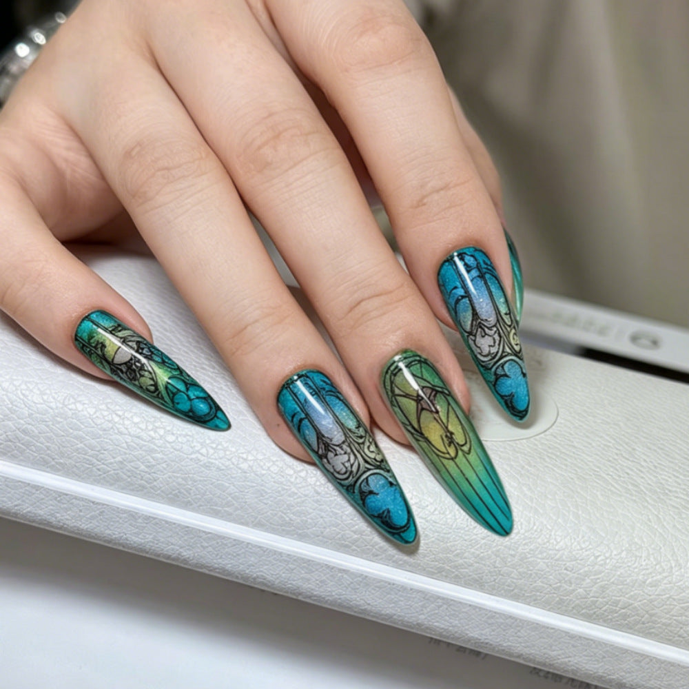 Kunstnägel Im Eleganten Stiletto-Design mit Kunstvollen Motiven Brehn