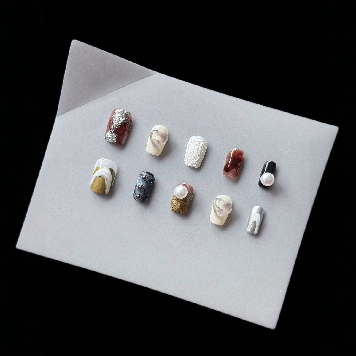 Künstlerisches Press-On Nagelset mit einzigartigen abstrakten Designs  1791774457