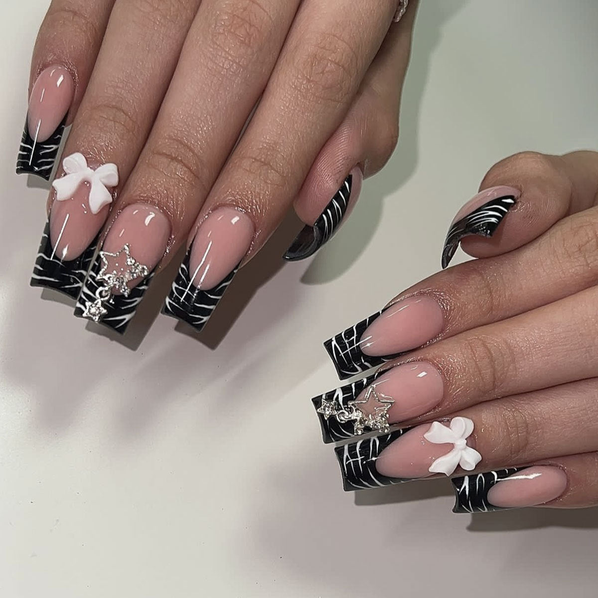 Elegante 3D Nagelkunstverlängerungen mit floralen Akzenten Brehn