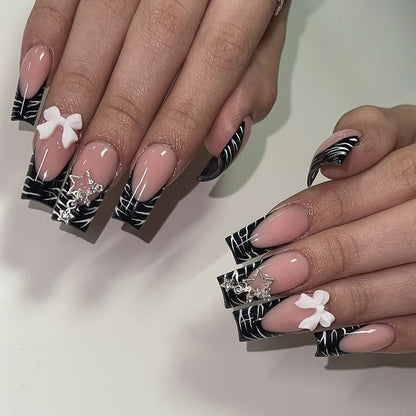 Elegante 3D Nagelkunstverlängerungen mit floralen Akzenten Brehn