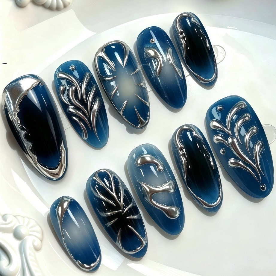 Glamouröse Kunstnägel mit einzigartigen Metallic-Akzenten Brehn