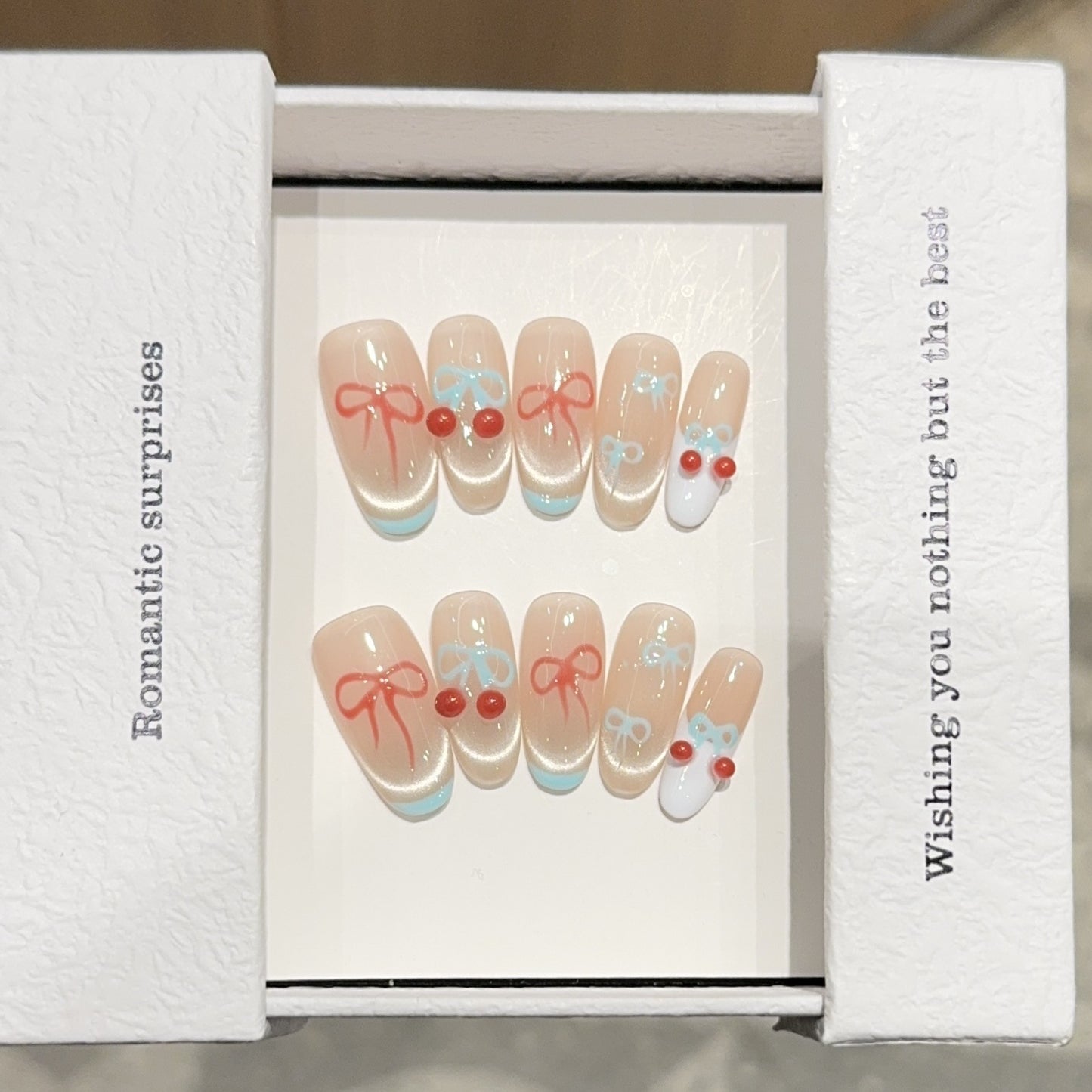 Künstliche Nagelspitzen mit Romantischen Schleifen- und Kirschenmotiven Brehn