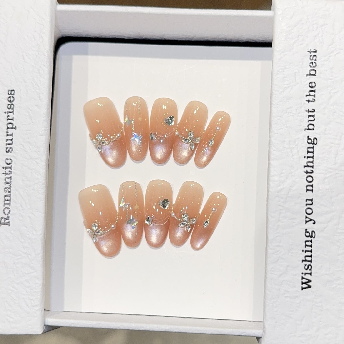 Kunstnagel Set mit Romantischen Herz- und Glitzermotiven Brehn
