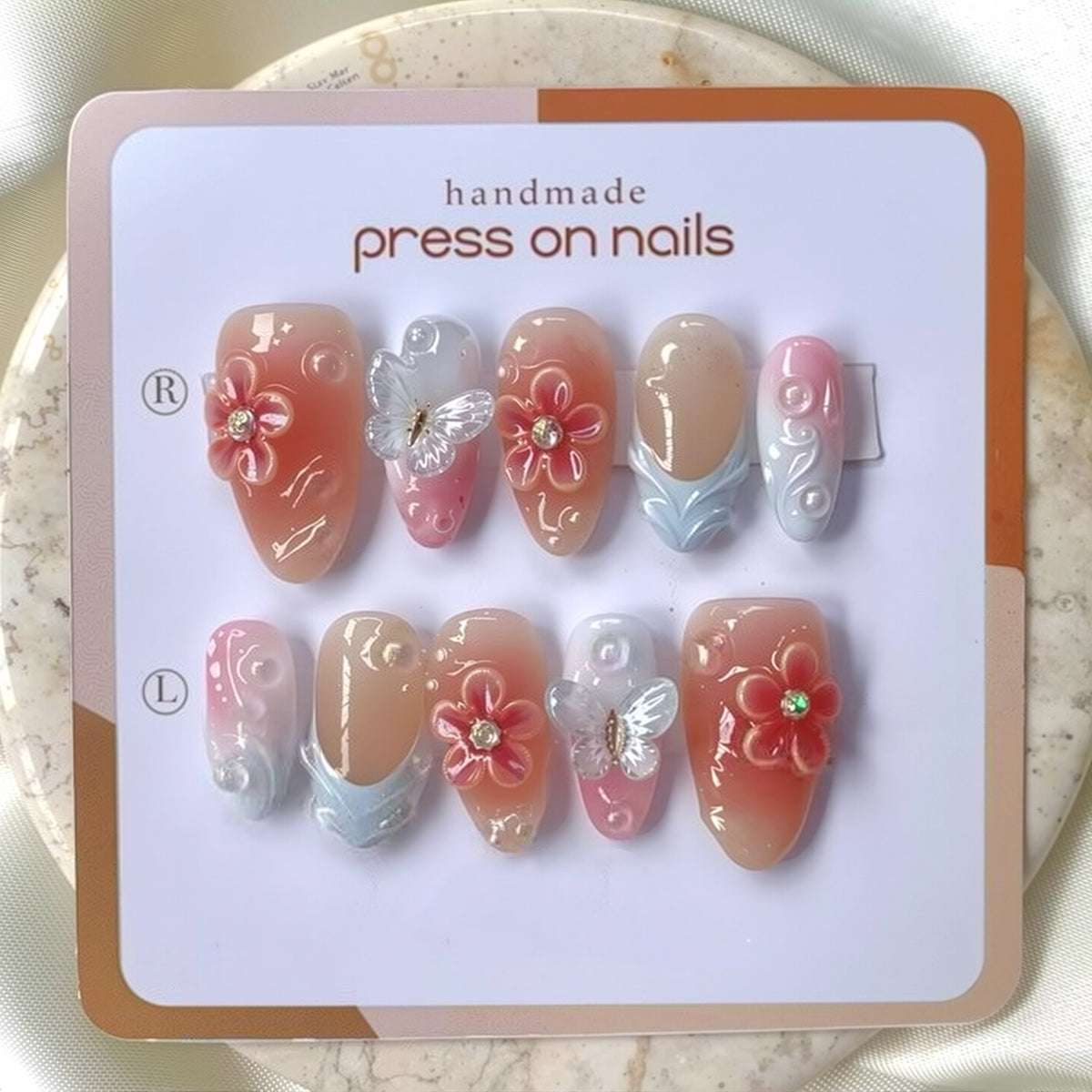 Handgefertigtes Press-On-Nagel-Set mit Blumen- und Schmetterlingsdesigns