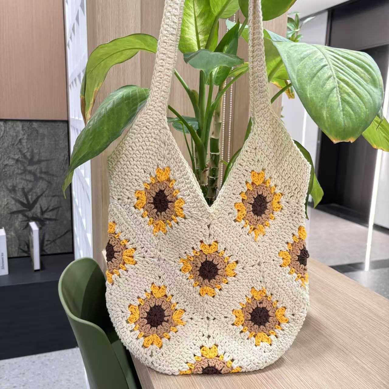Handgefertigte Makramee Tasche mit Sonnenblumenmotiv Brehn