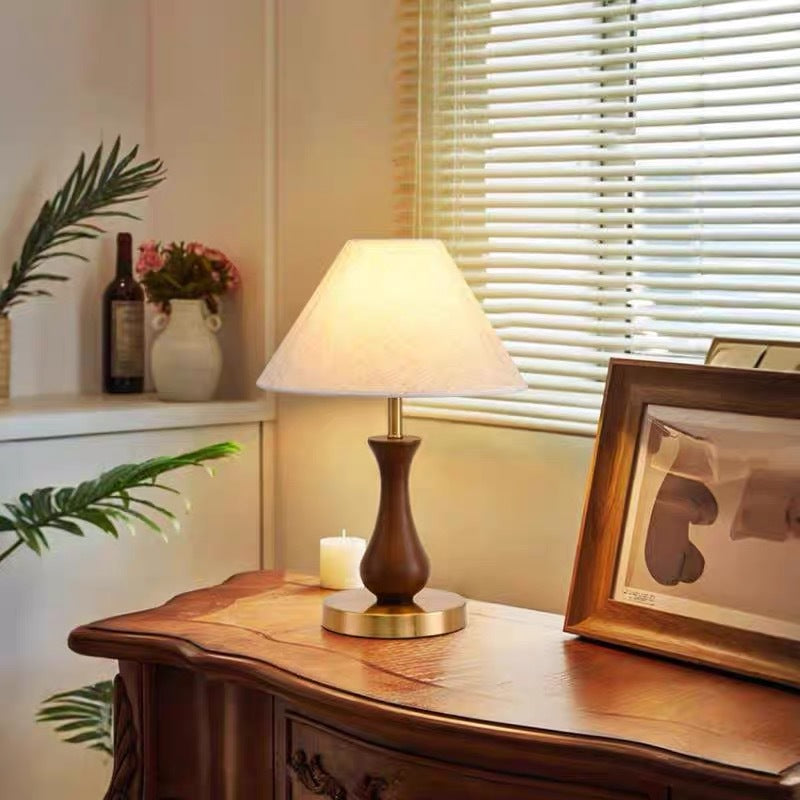 Klassische Tischlampe mit elegantem Schirm