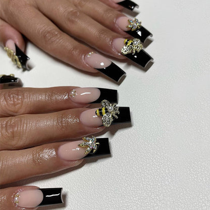 Kunstvolle Nageldesigns mit floralen und glamourösen Akzenten Brehn