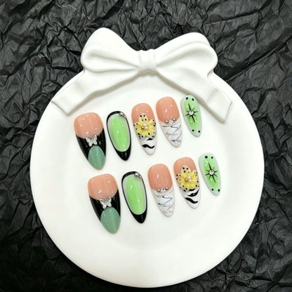 Künstlerisches Press-On Nagelkunstset mit floralen und Schmetterling-Akzenten
