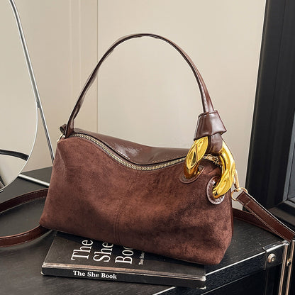 Elegante Wildleder-Handtasche mit goldenen Akzenten