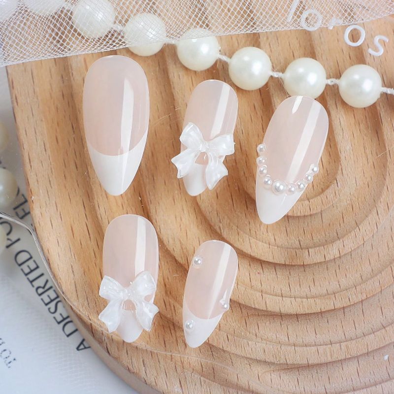 Kunstnagelset mit hochwertigen Designs und eleganten Verzierungen Brehn