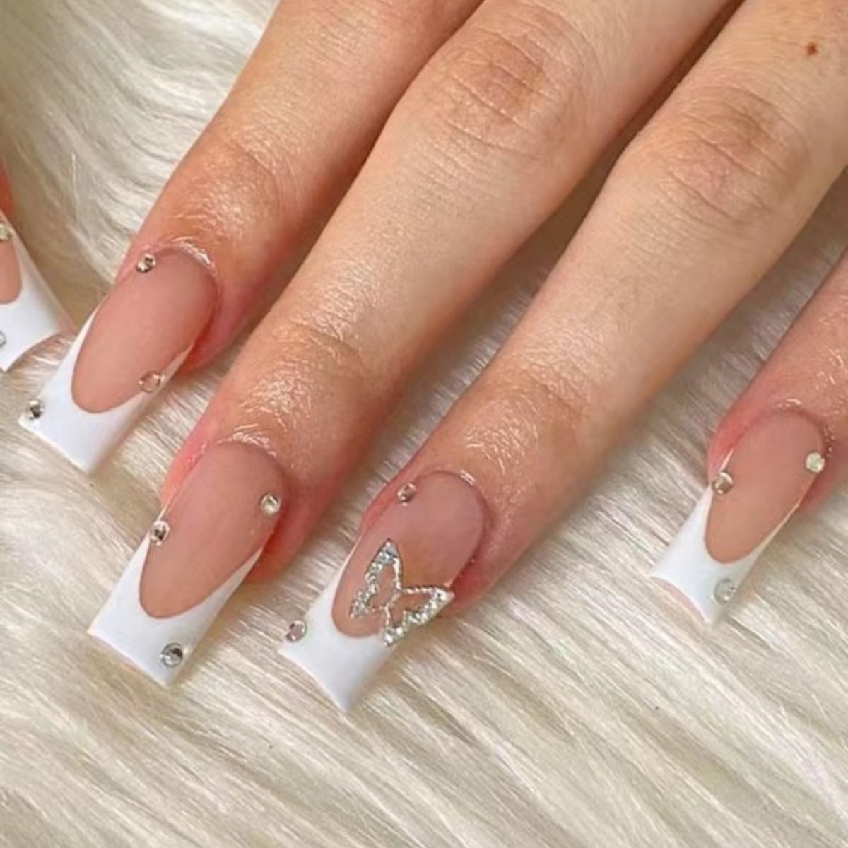 Elegante mit Glitzer verzierten French Tip Acrylnägel Brehn
