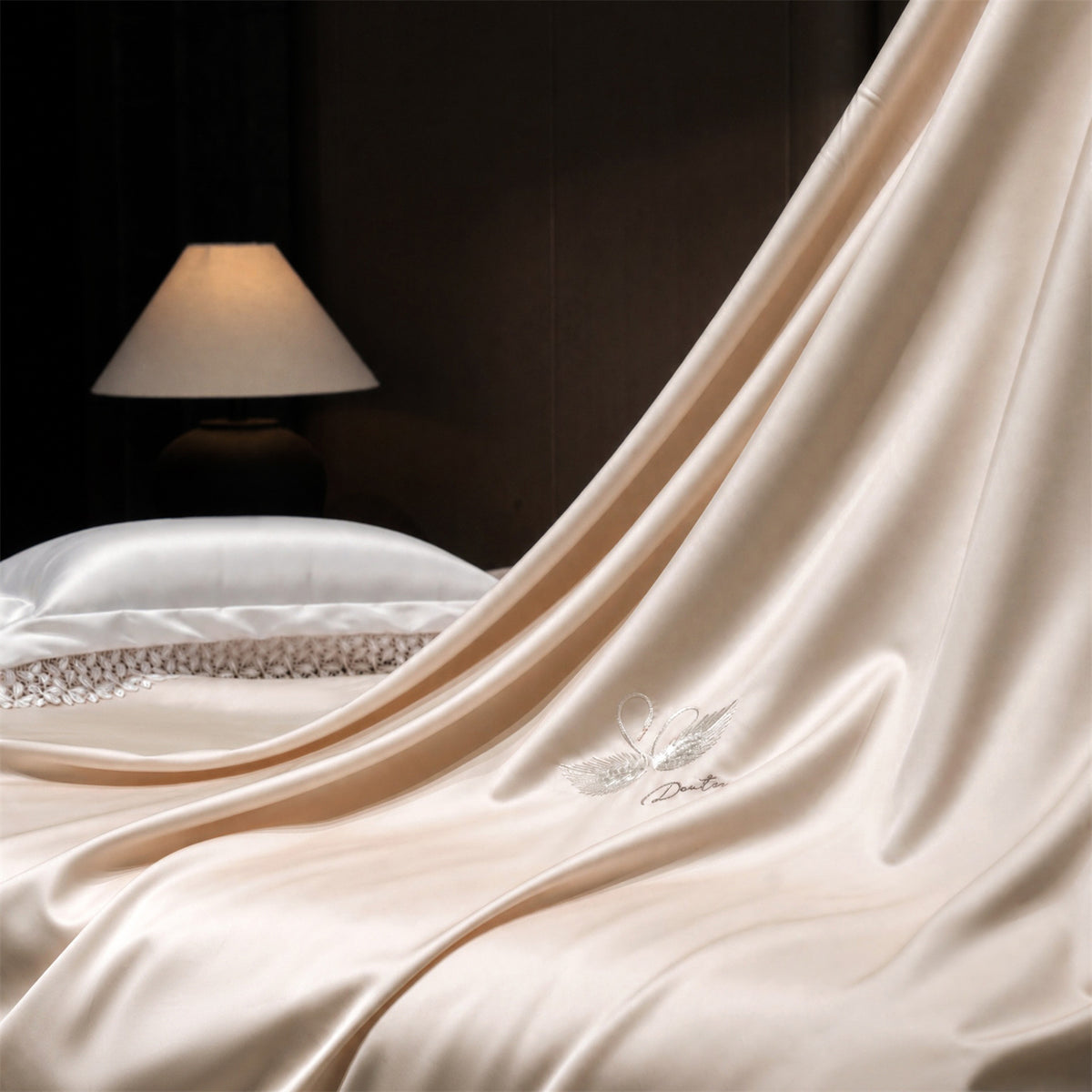 Luxuriöse Satin-Bettwäschegarnitur mit besticktem Schwanenmotiv und Spitzenkissen