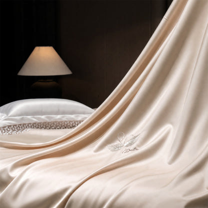 Luxuriöse Satin-Bettwäschegarnitur mit besticktem Schwanenmotiv und Spitzenkissen